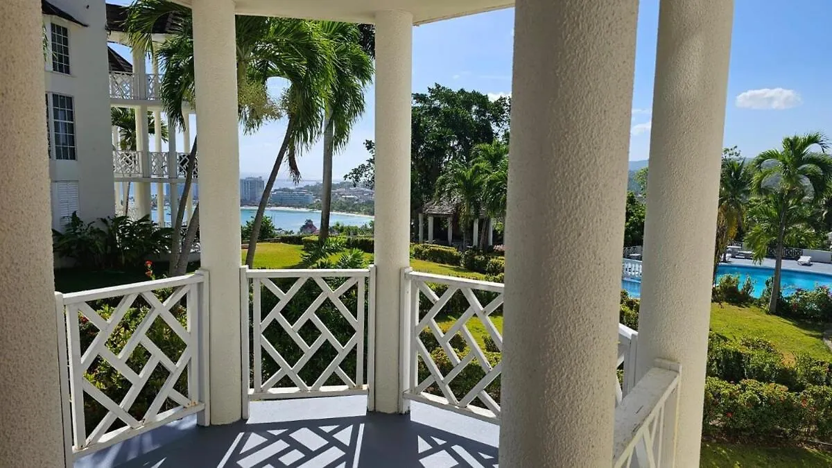 Tropical Escape Studio - 5 Min Walk To Ochi Beach & Nearby Hotspots Ocho Rios Apartamento