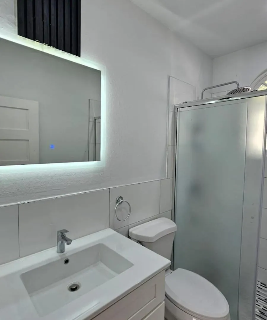 Tropical Escape Studio - 5 Min Walk To Ochi Beach & Nearby Hotspots Ocho Rios Apartamento